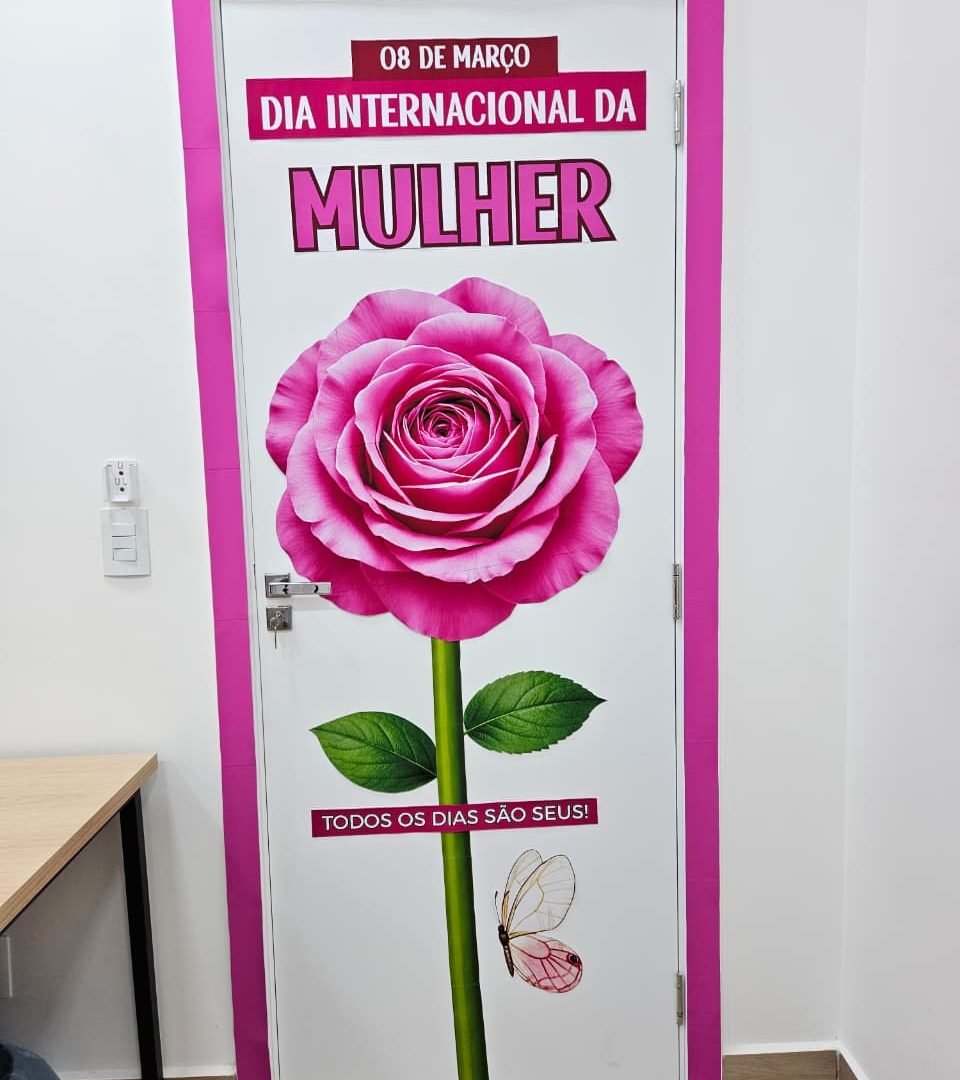 PAINEL DE PORTA - DIA DA MULHER ROSA GIGANTE