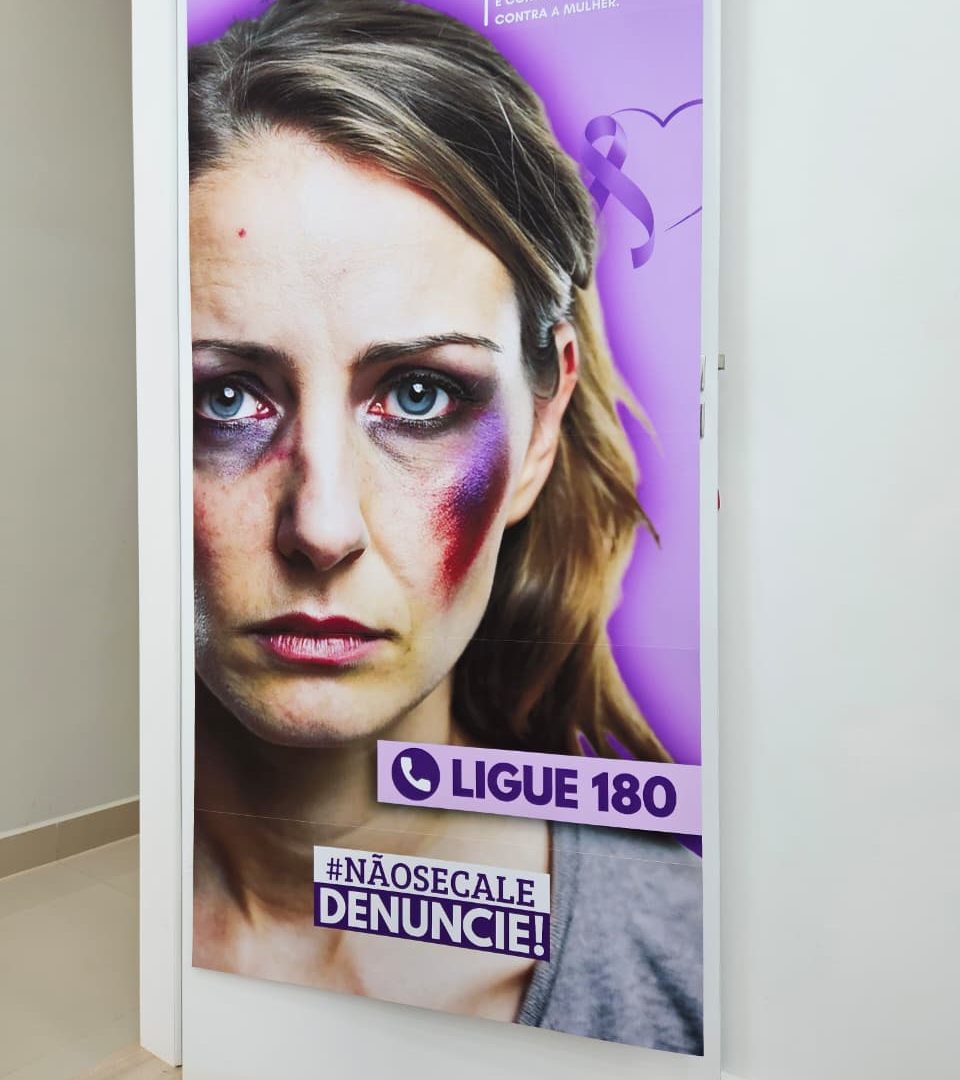 CARTAZ DE PORTA AGOSTO LILÁS